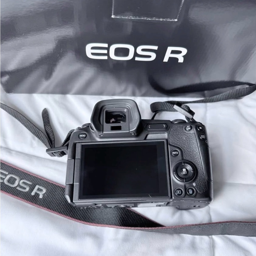 Canon EOS R Digital Camera with Lens - Black - Picture 7 of 10